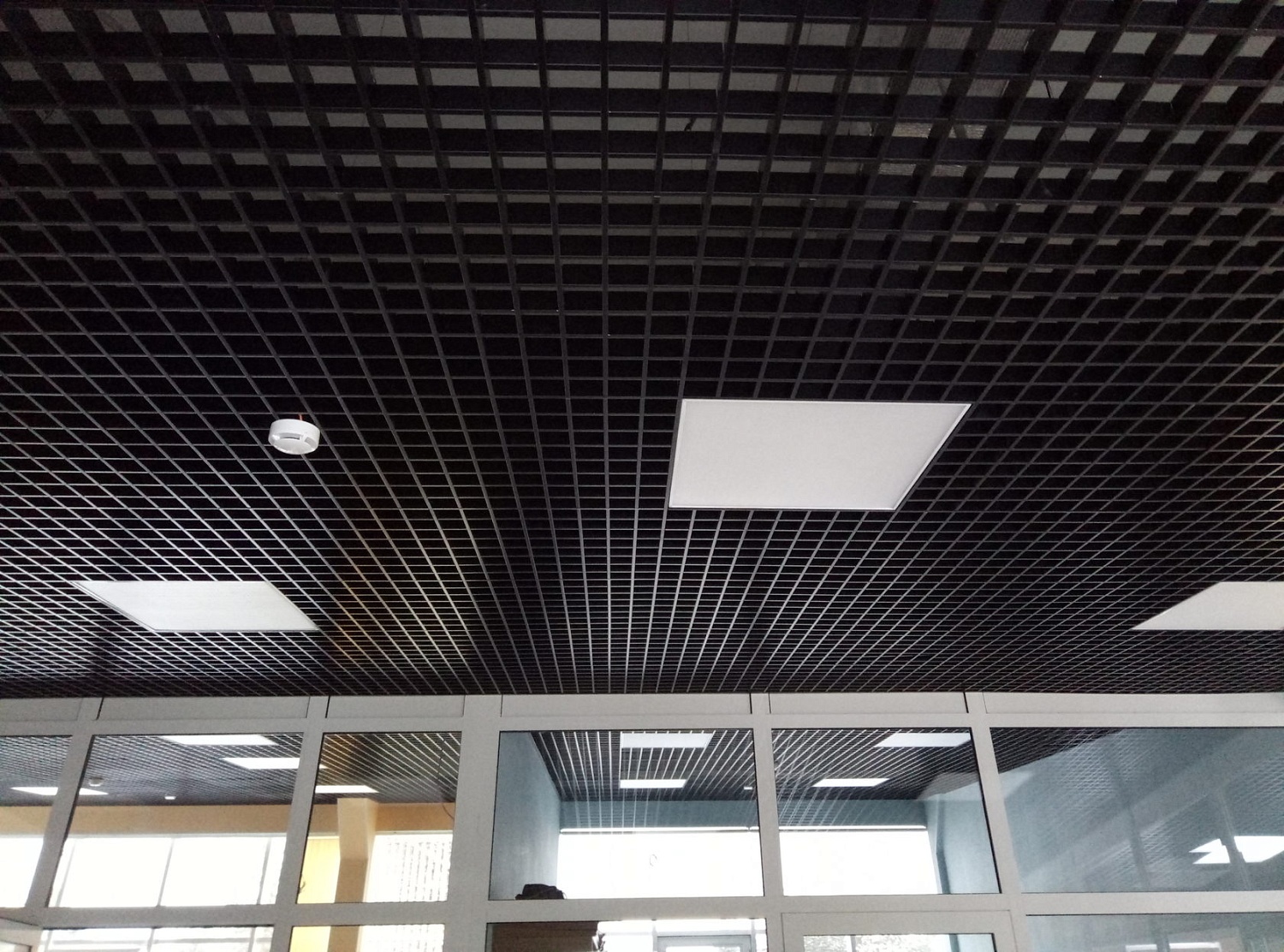 Монтаж потолков грильято